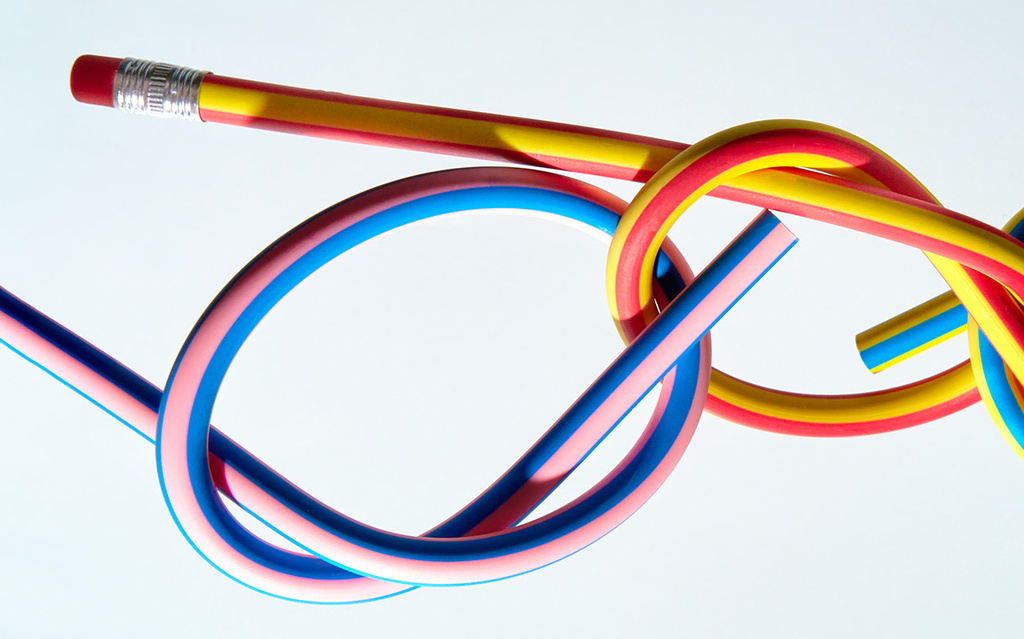 Das Bild zeigt Bleistifte, die flexibel sind und miteinander und ineinander verknotet sind.