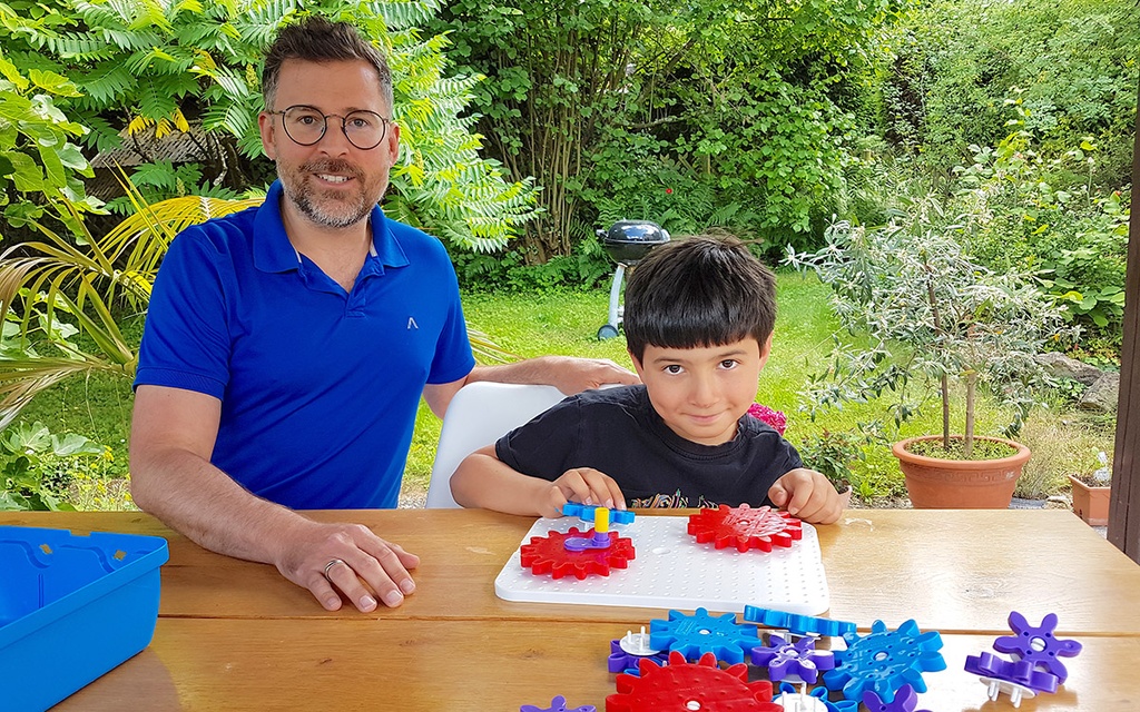 Stiftungs-Fellow Dr. Timo Reuter zusammen mit seinem Sohn