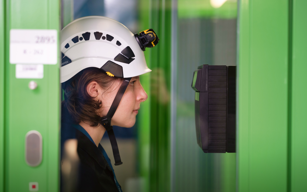 Anja Beck mit Helm.