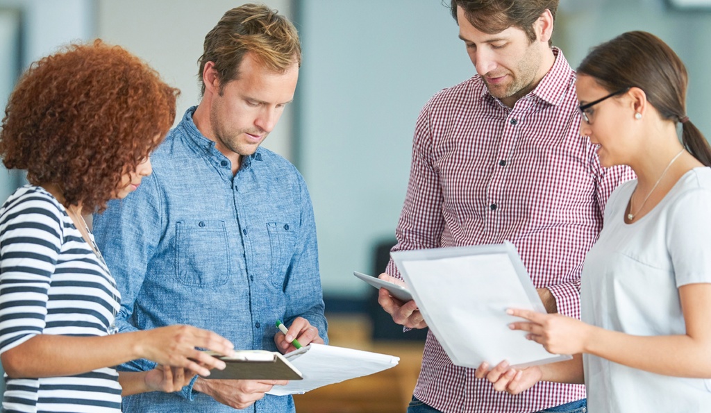 Vier Lernbegleiter unterhalten sich miteinander.