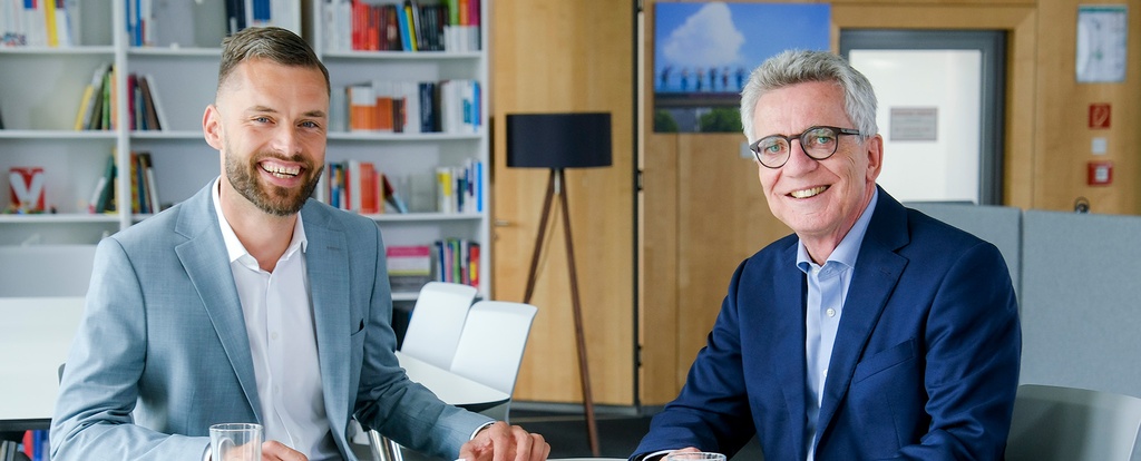 Stiftungs-Geschäftsführer Jacob Chammon und Vorsitzender Thomas de Maizière sitzen zusammen am Tisch.