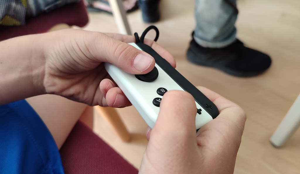 Ein Gamingcontroller in den Händen eines Kindes