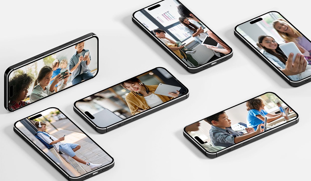 Smartphones, auf denen Schülerinnen und Schüler zu sehen sind, die mit digitalen Geräten arbeiten.