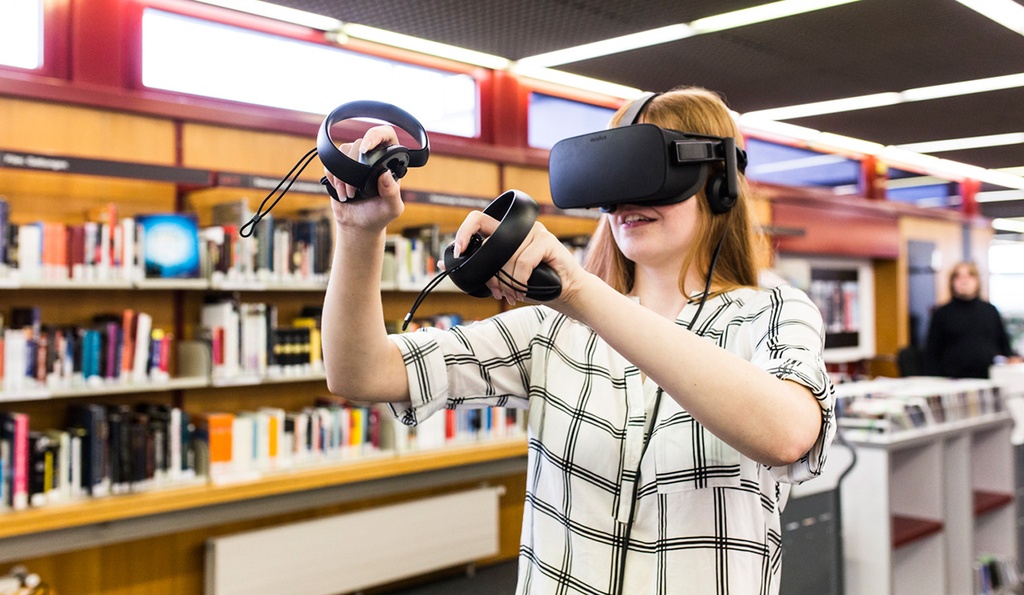 Jugendliche mit VR-Brille in Bibliothek