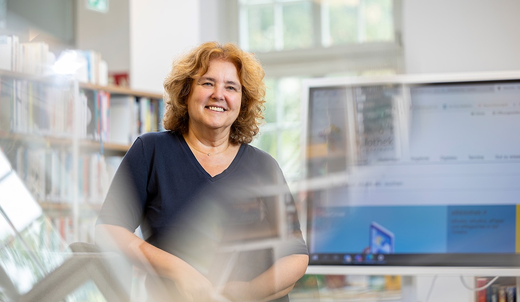 Regina Böhning in der Stadtbibliothek Paderborn.