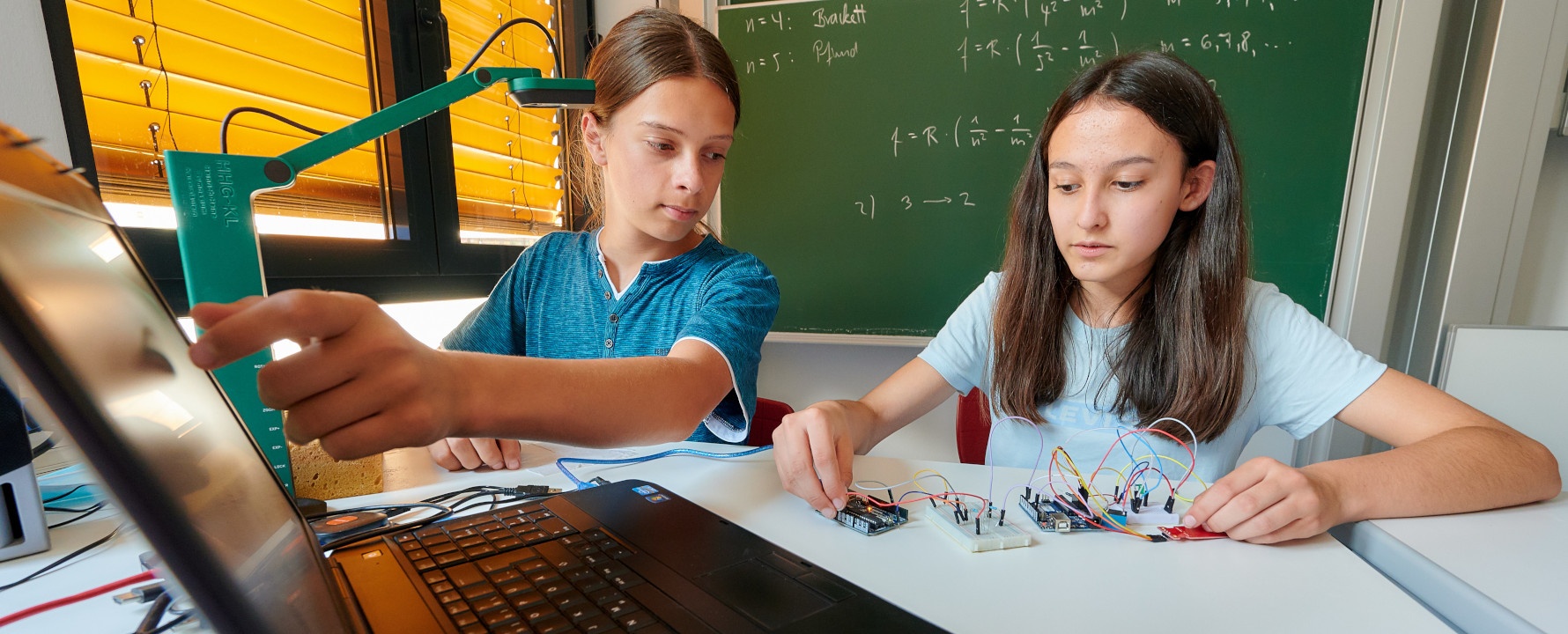 Schüler beim Tüfteln in einer Junior-Ingenieur-Akademie.