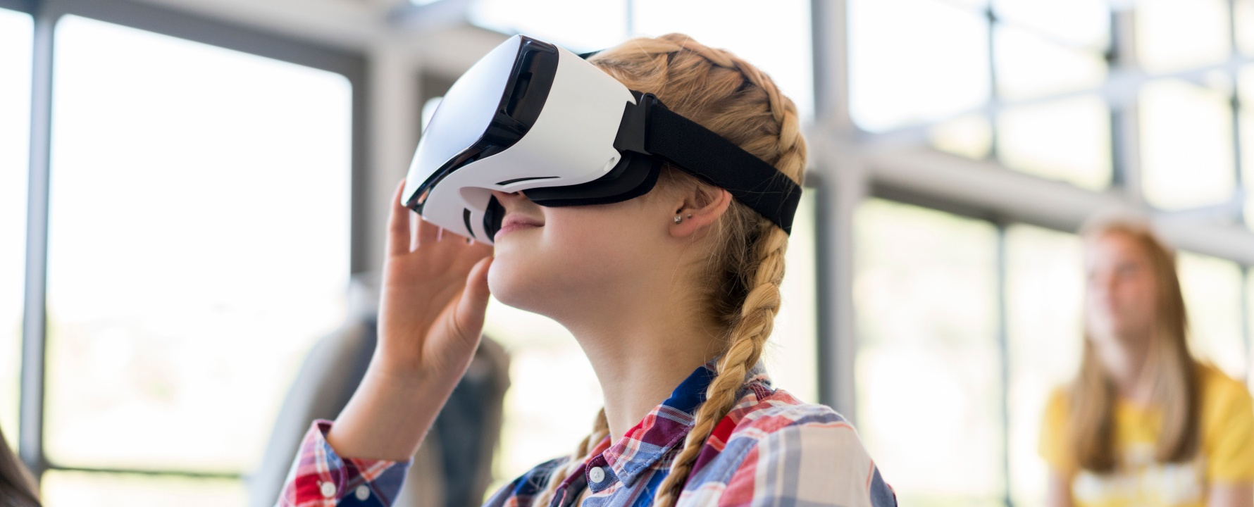 Schülerin mit Virtual-Reality-Brille.