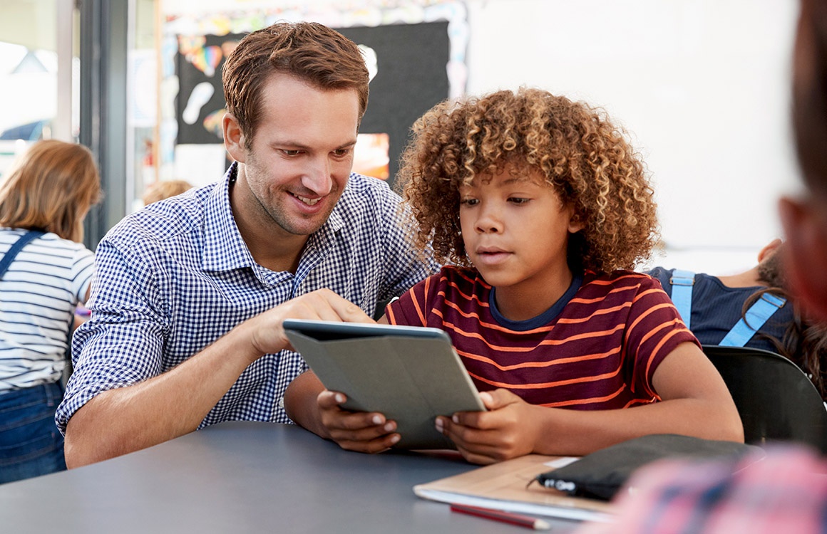 Lehrer und Schüler arbeiten online an einer Lernplattform