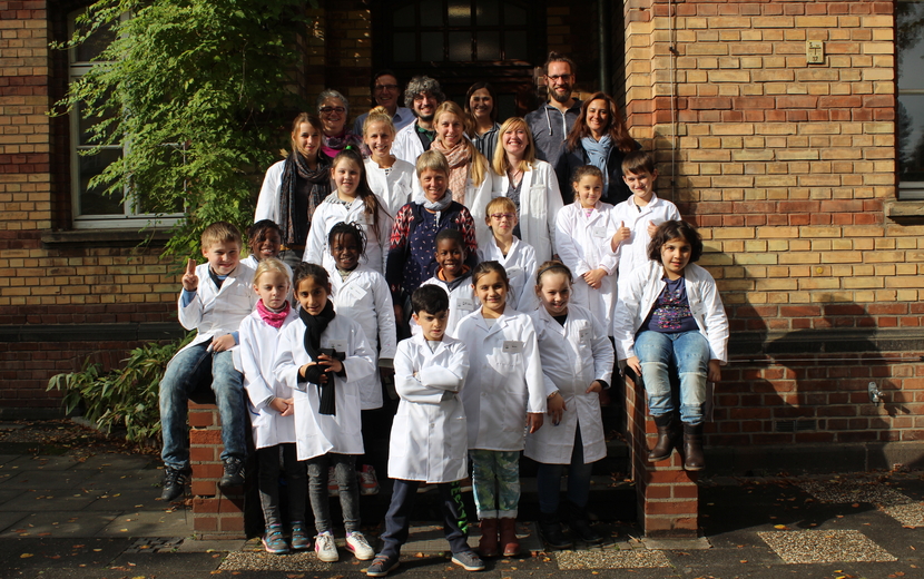 Das Gruppenfoto zeigt die Teilnehmer der ForscherFerien an der Bonner Universität.