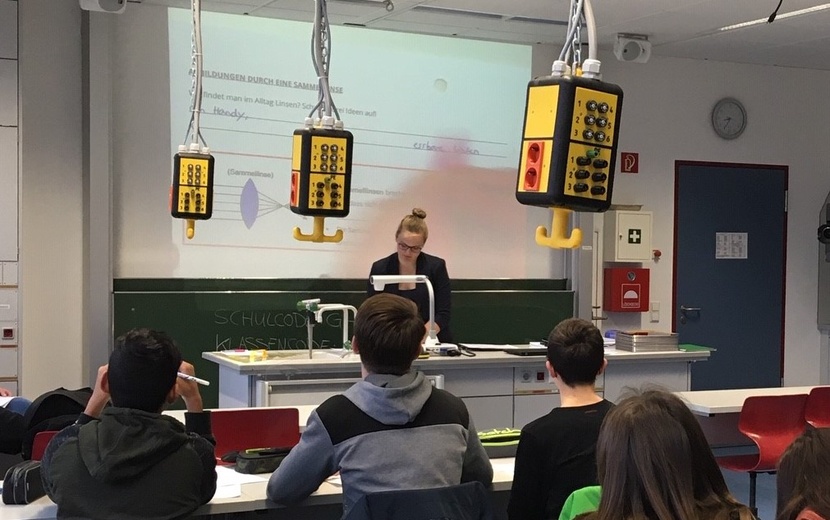 Salome Wörner "in action" beim Unterrichten im Klassenzimmer.