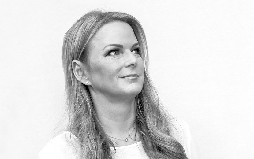 Silke Müller ist seit 2015 Leiterin der Waldschule Hatten und Digitalbotschafterin Niedersachsens. An der Waldschule engagiert sich die ganze Schulgemeinschaft für die Digitalisierung, um die Schülerinnen und Schüler bestmöglich auf die Zukunft vorzubereiten. Trotz der Affinität zum Digitalen macht sich Silke Müller Sorgen um die Wirkung sozialer Netzwerke auf die Kinder und Jugendlichen. Ihr „Spiegel“-Bestseller „Wir verlieren unsere Kinder“ greift das Thema auf.