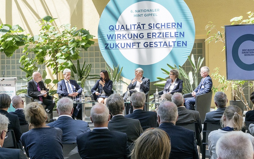 Besucher und Podiumsdiskussion beim 6. Nationalen MINT-Gipfel