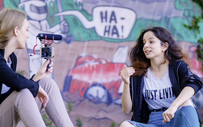 Zwei Mädchen nehmen ein Video auf