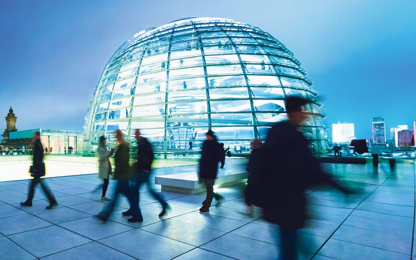 Menschen vor der Reichstagskuppel in Berlin.
