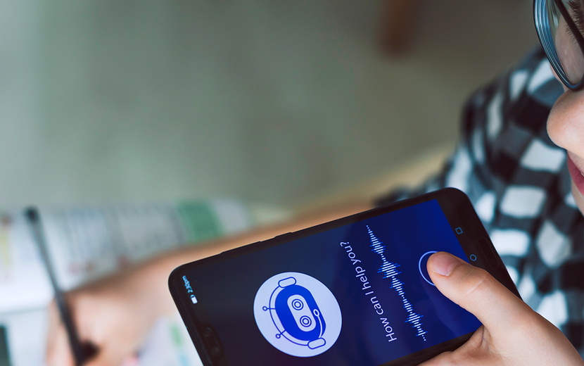 Junge hat ein Smartphone mit einer KI-Anwendung in der Hand.