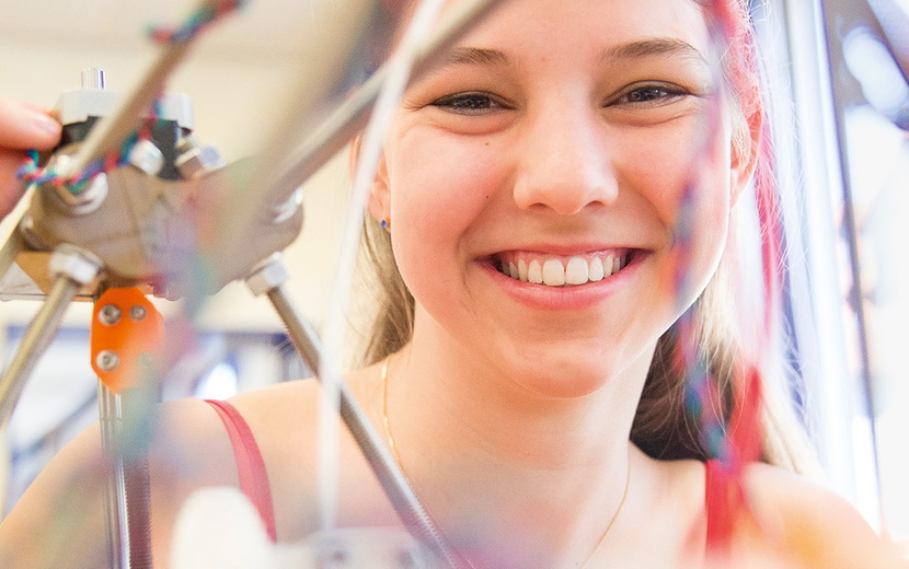 Mädchen in einem Klassenraum.