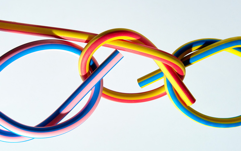 Das Bild zeigt Bleistifte, die flexibel sind und miteinander und ineinander verknotet sind.