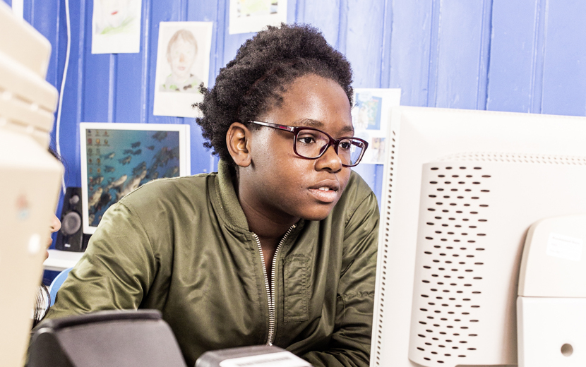 Mädchen arbeitet am Computer