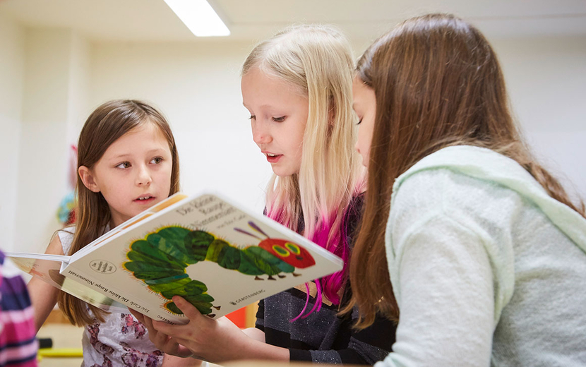 Kinder lesen ein Buch