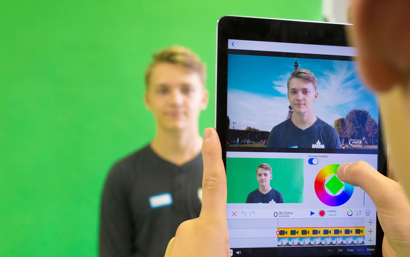 Junge wird mit Tablet gefilmt
