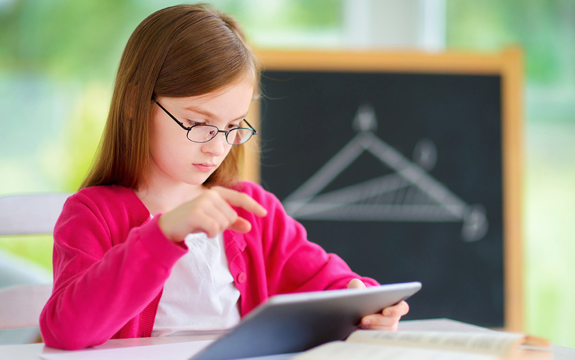 Schülerin arbeiten im Mathe-Unterricht am Tablet-PC