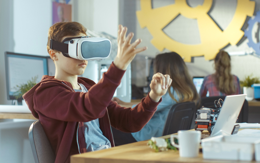 Schüler mit VR-Brille im Klassenraum