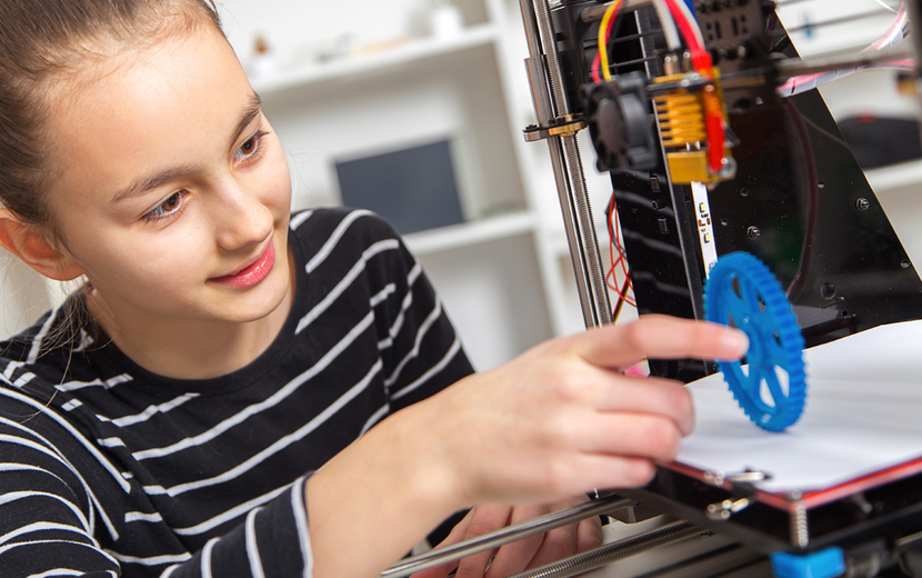 Schülerin arbeitet im Unterricht an einem 3D-Drucker