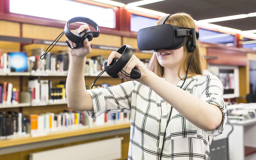 Mädchen mit Virtual Reality Brille