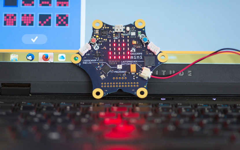 Calliope mini auf Computer-Tastatur
