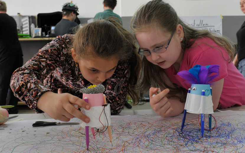 Zwei Mädchen beim Maker Day