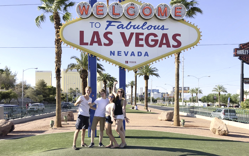 JIA-Graduates under the Las-Vegas-Sign