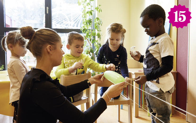 Erzieherin mit Kindern in der Kita Schloss Einstein