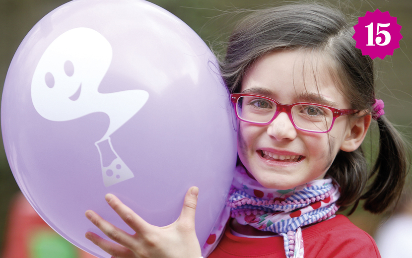 Mädchen mit einem Luftballon in der Hand