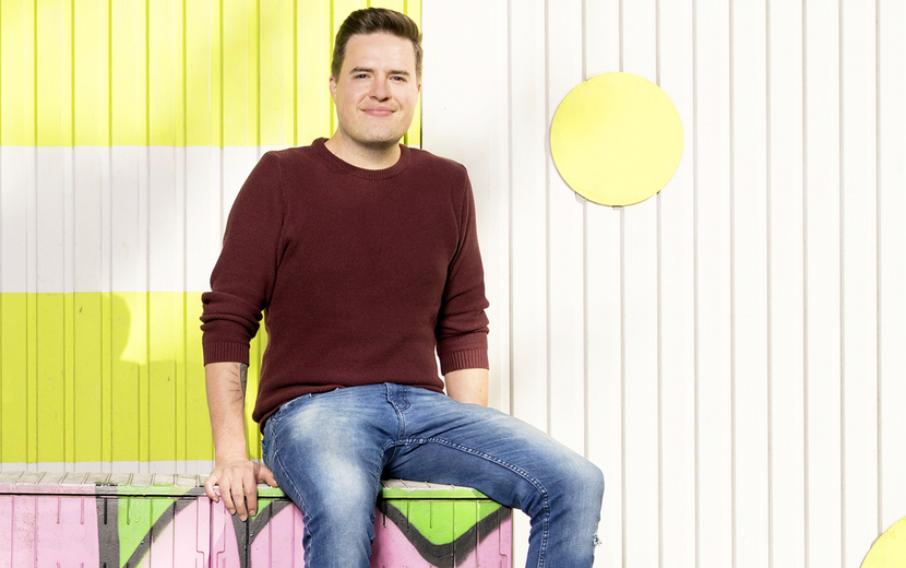 Sebastian Stute sitzt vor dem Computainer auf einem Stromkasten