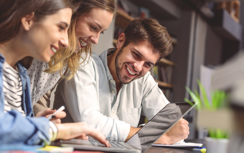 Studierende arbeiten gemeinsam am Laptop