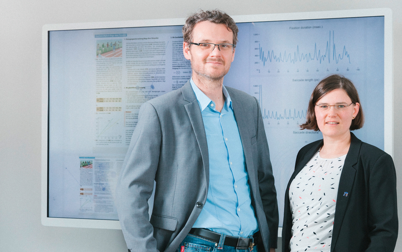 Professor Jochen Kuhn und Carina Heisel arbeiten an HyperMind, einem digitalen Schulbuch.