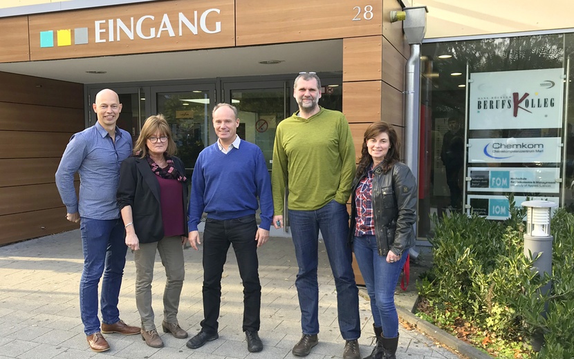Das SINDU Team vor dem Schulgebäude