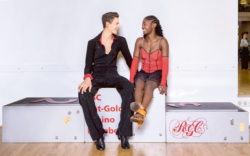 Die Tanzpartner Johannes Schäfer und Maïra Djouban sitzen auf einem Podest.
