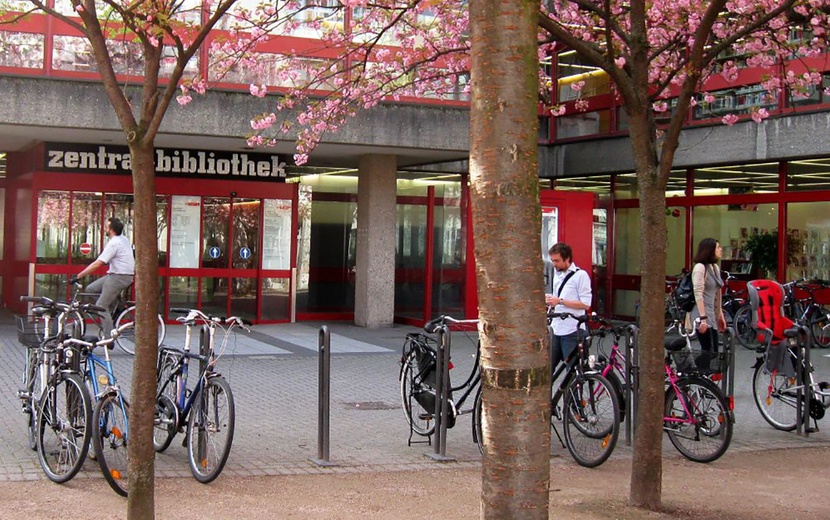 Stadtbibliothek Köln von außen während der Kirschblüte