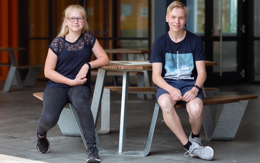 Das Bild zeigt die beiden Dortmunder Schüler Jana und Simon.