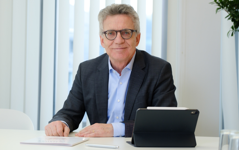 Das Bild zeigt den Vorsitzenden der Deutsche Telekom Stiftung, Thomas de Maizière.