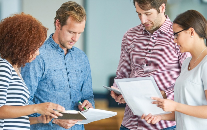 Vier Lernbegleiter unterhalten sich miteinander.