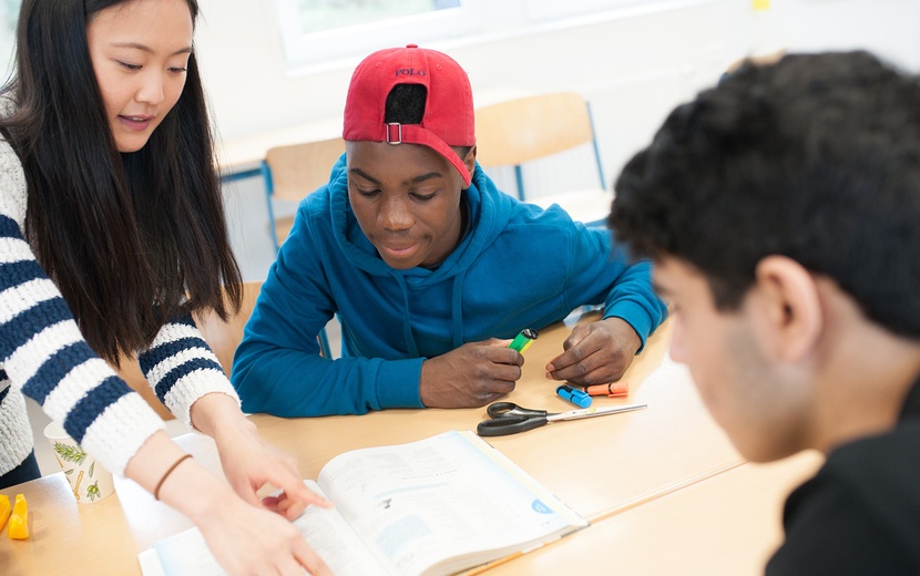 Studierende unterrichtet Jugendliche