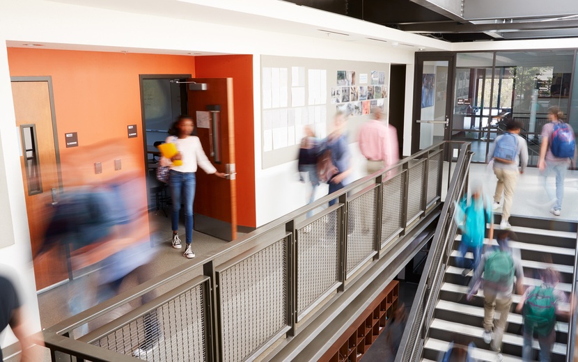 Schülerinnen und Schüler in einer Schule.