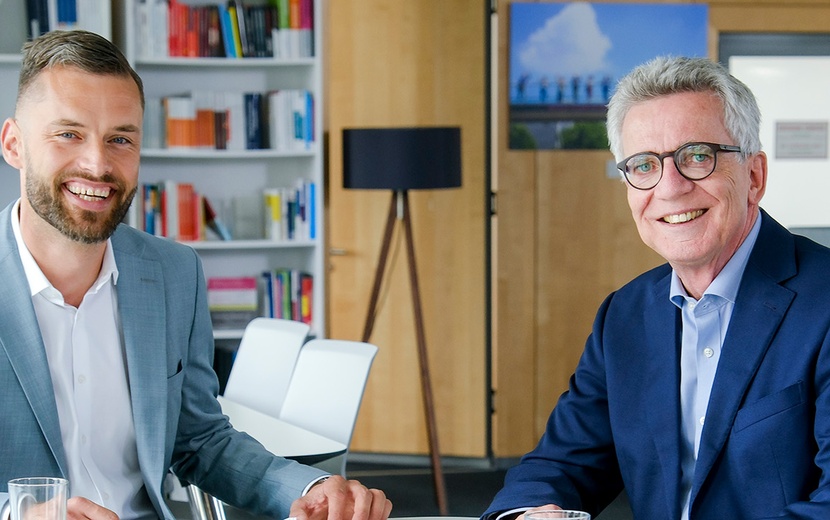 Stiftungs-Geschäftsführer Jacob Chammon und Vorsitzender Thomas de Maizière sitzen zusammen am Tisch.