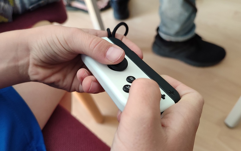 Ein Gamingcontroller in den Händen eines Kindes