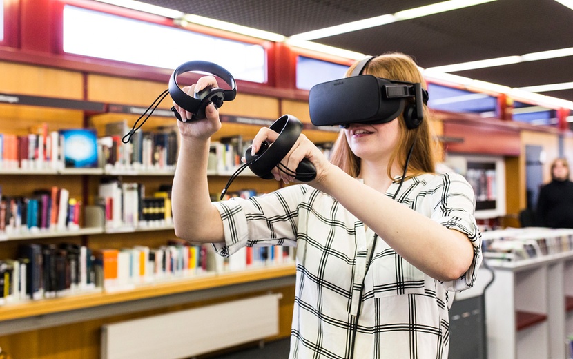 Jugendliche mit VR-Brille in Bibliothek