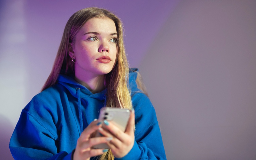 Jugendliches Mädchen mit Smartphone in der Hand.