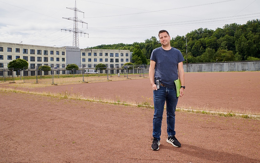 Lehrer Tobias Wölk vor der Justizvollzugsanstalt Gelsenkirchen.