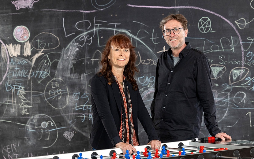 Elisabeth Raffauf und Jan Weiler stehen gemeinsam an einem Tischkicker.